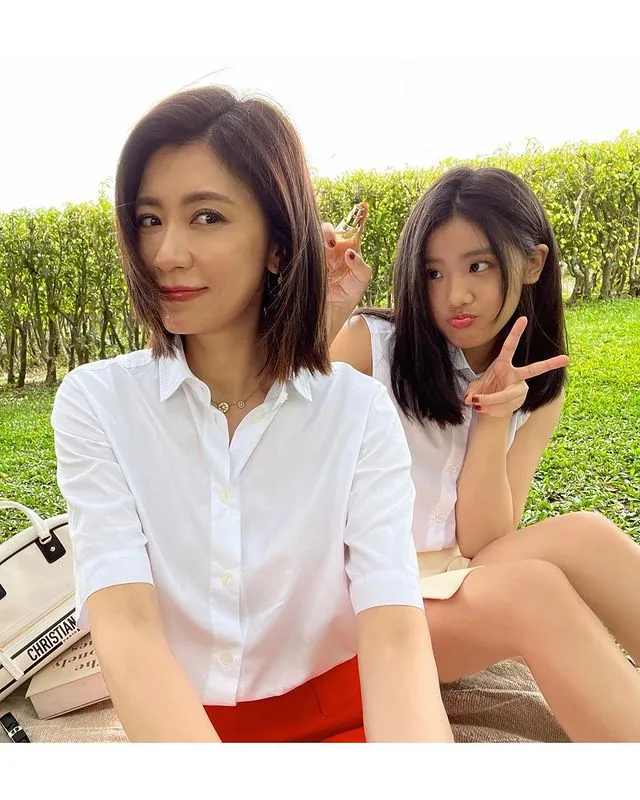 梧桐妹過去和媽媽賈靜雯合照，打扮青春甜美。翻攝梧桐妹IG