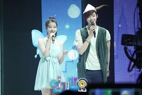 李鍾碩（右）透露彼得潘打扮是IU提議的。翻攝SBS