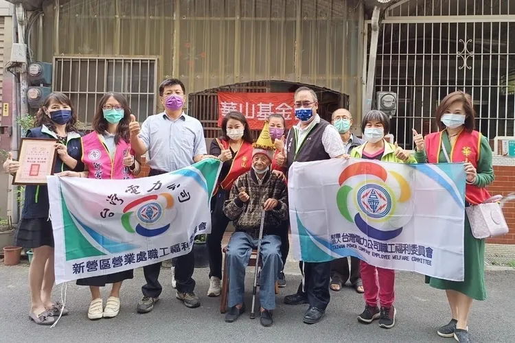 台電新營區處前往送暖。台電提供