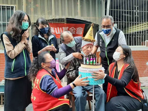朋友都走了!百歲人瑞溫馨祝壽拿榮譽博士 華山籲捐年菜助孤老
