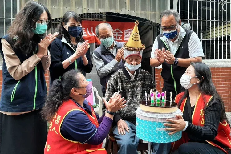 眾人歡唱生日快樂歌，沈爺爺靦腆直說好溫暖。華山提供