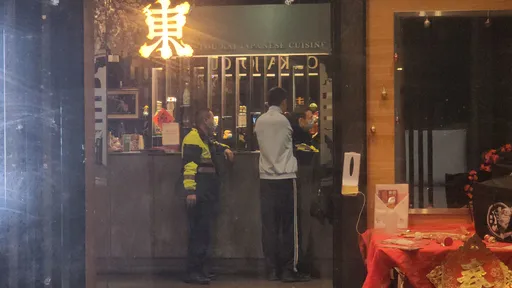 莺歌笨贼半夜破窗闯连锁日料店　警报大响吓到啥都没偷著落荒而逃