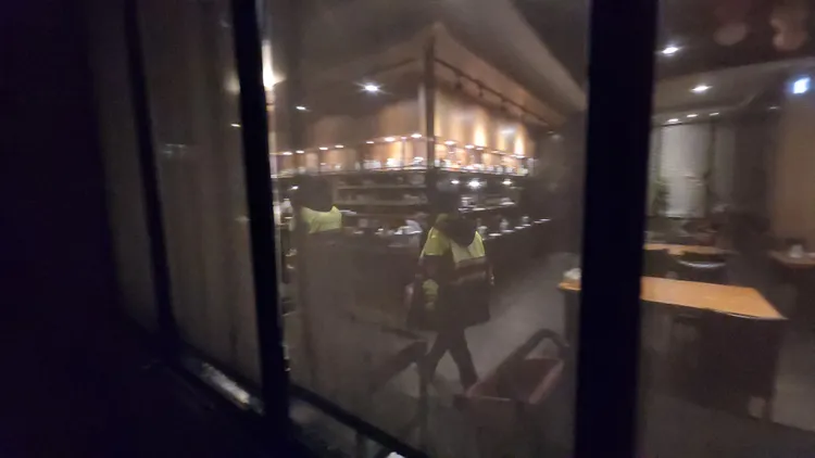 警方在店內搜索找尋侵入的小偷。黃仲瑜攝