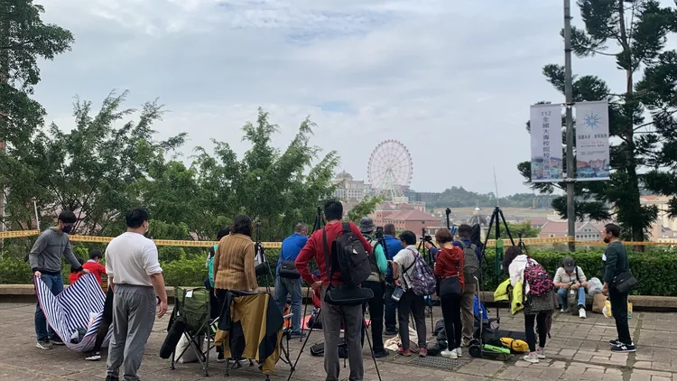 義守大學觀賞煙火區，中午一開放就有攝影愛好者前往卡位。讀者提供