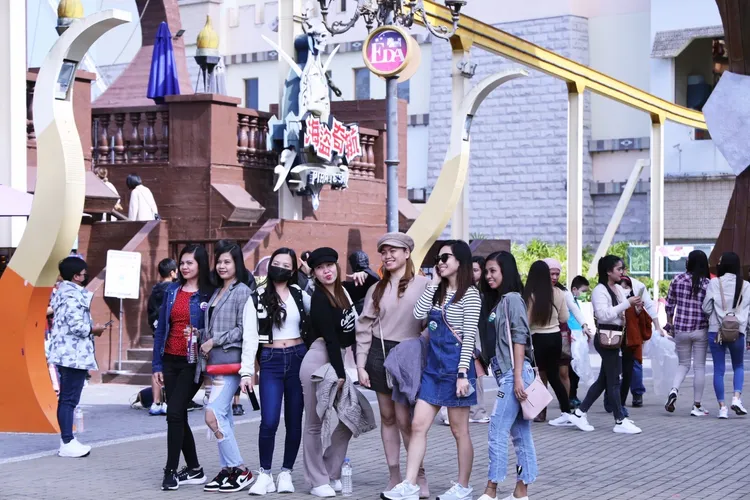 義大世界已有許多遊客入園。義大世界提供