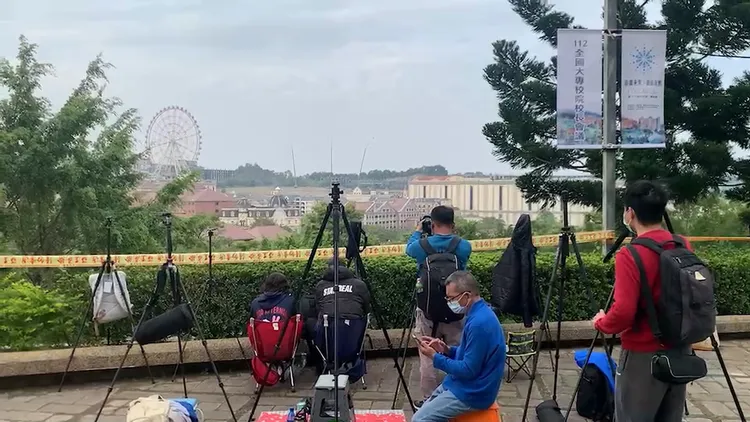 義守大學已有許多腳架進駐卡位。讀者提供