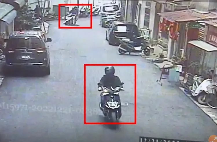 廖男等人騎車逃離現場。資料畫面