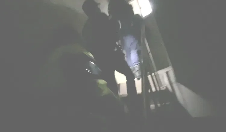 警方準備破門。翻攝畫面