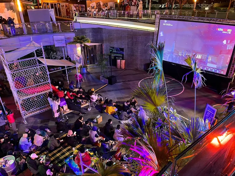 球迷昨晚不畏低溫，席地而坐觀看世足季軍賽。台中市政府提供