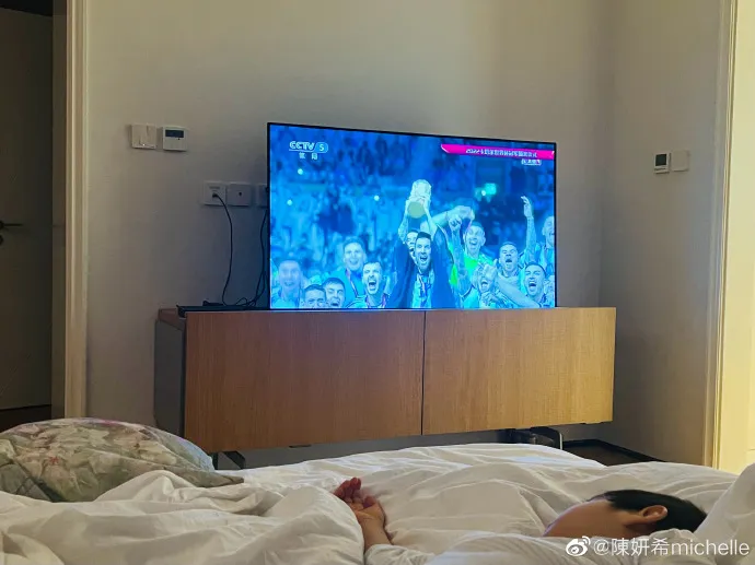小星星躺在床上看世足轉播。翻攝陳妍希微博