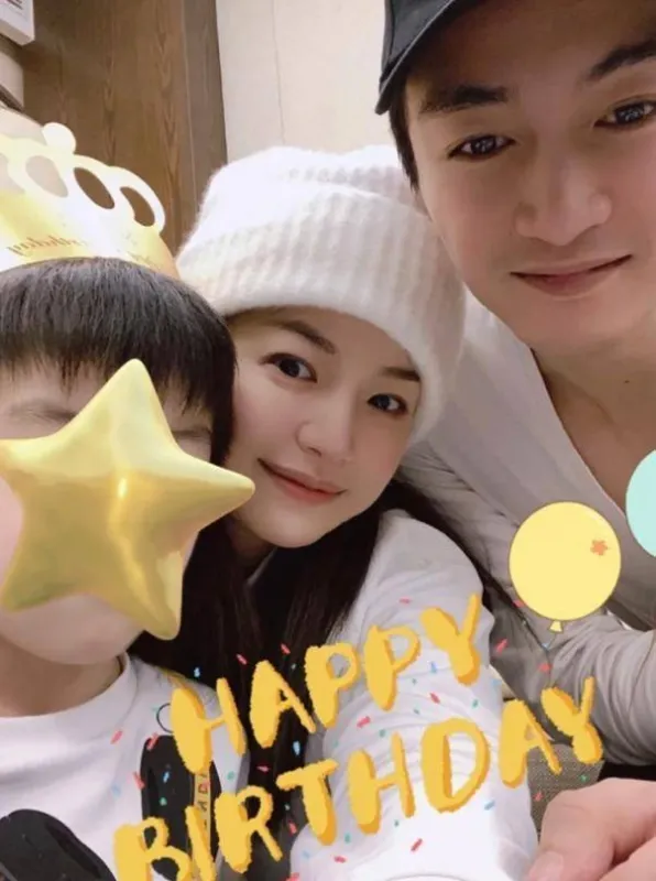 陳妍希過去都會用星星貼圖遮住兒子，不讓兒子曝光。翻攝陳妍希微博