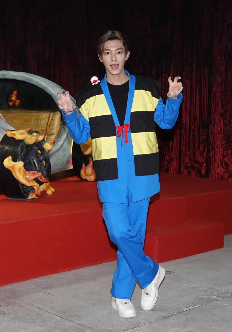 炎亞綸書腿交叉裝可愛。陳德興攝影