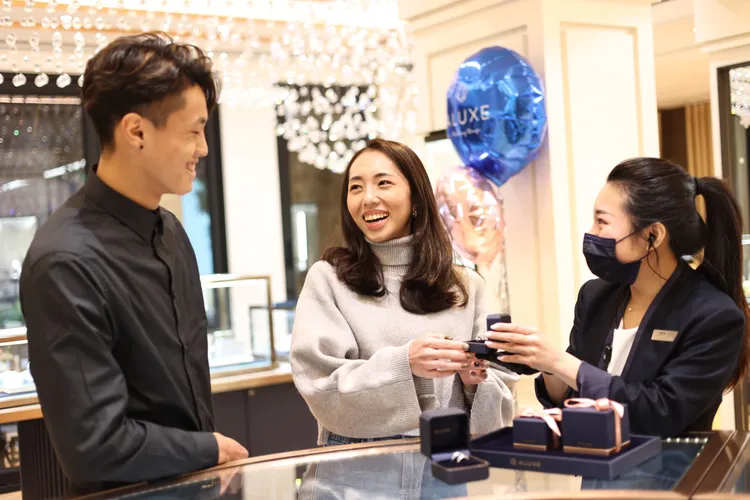 ALUXE亞立詩忠孝大安門市是不少新人選婚戒名店。翁玉信攝