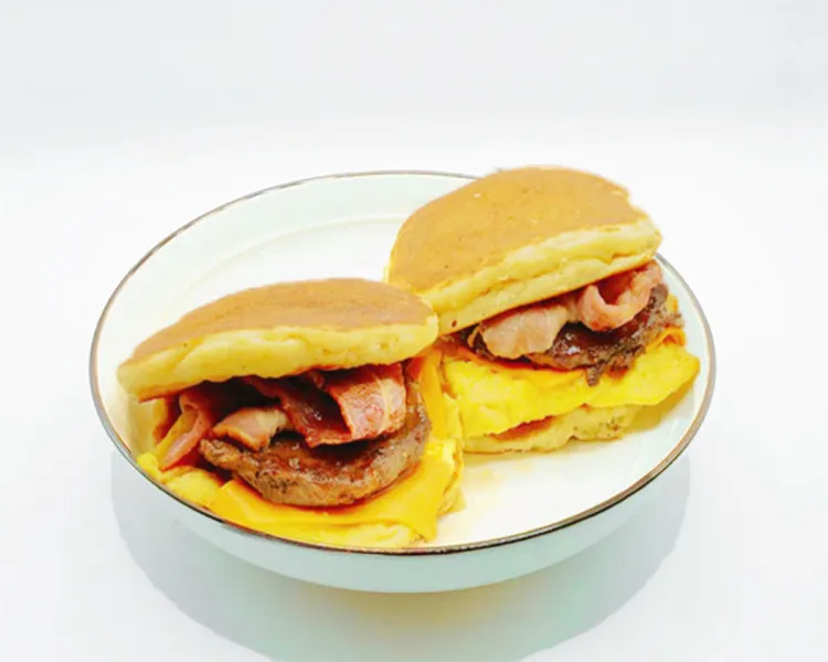 IHOP迷你牛肉鬆餅堡在 8家Just Kitchen門市提供。業者提供