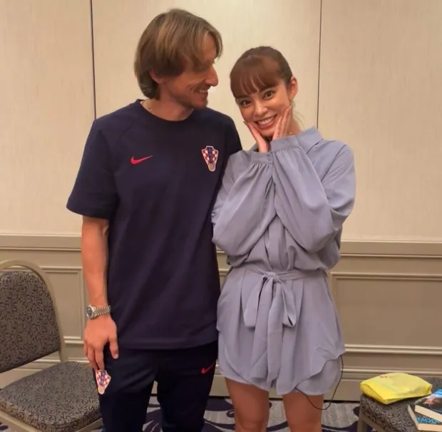 克羅埃西亞主將莫德里奇（左）拍照時害羞地看著身旁的SHONO。翻攝SHONO IG / @shono.contact