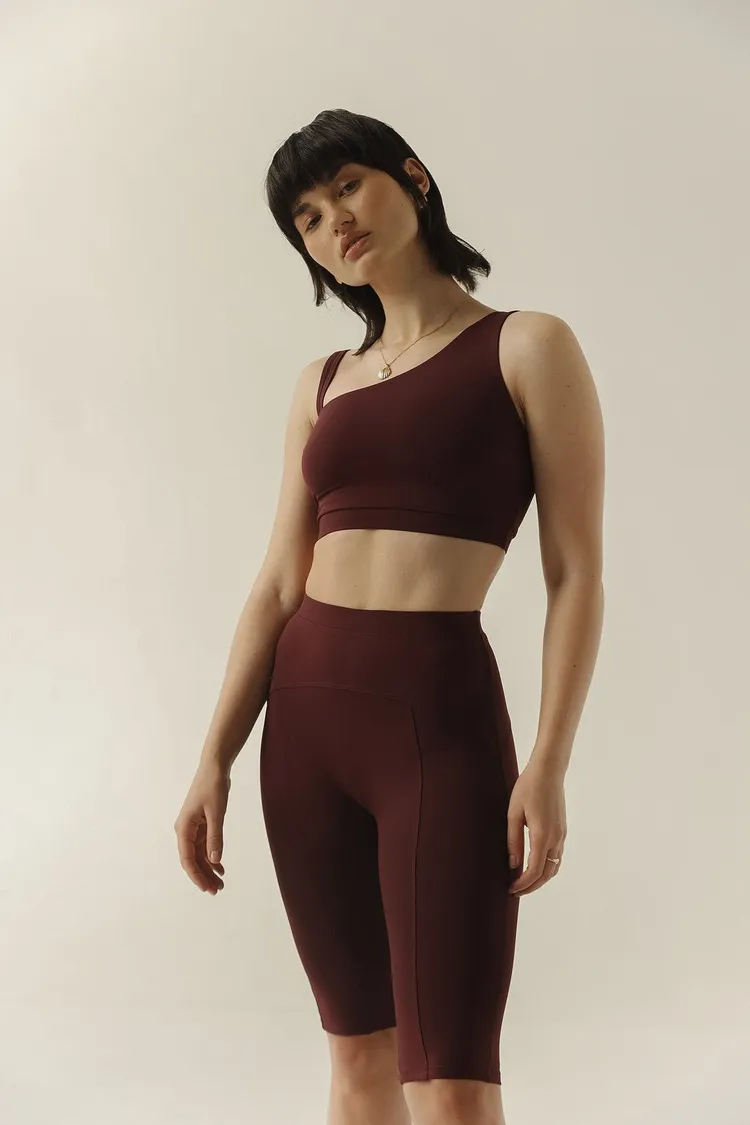 NORBA 酒紅線條剪裁運動內衣2580元、緊身車褲 3480元。ASPORT提供