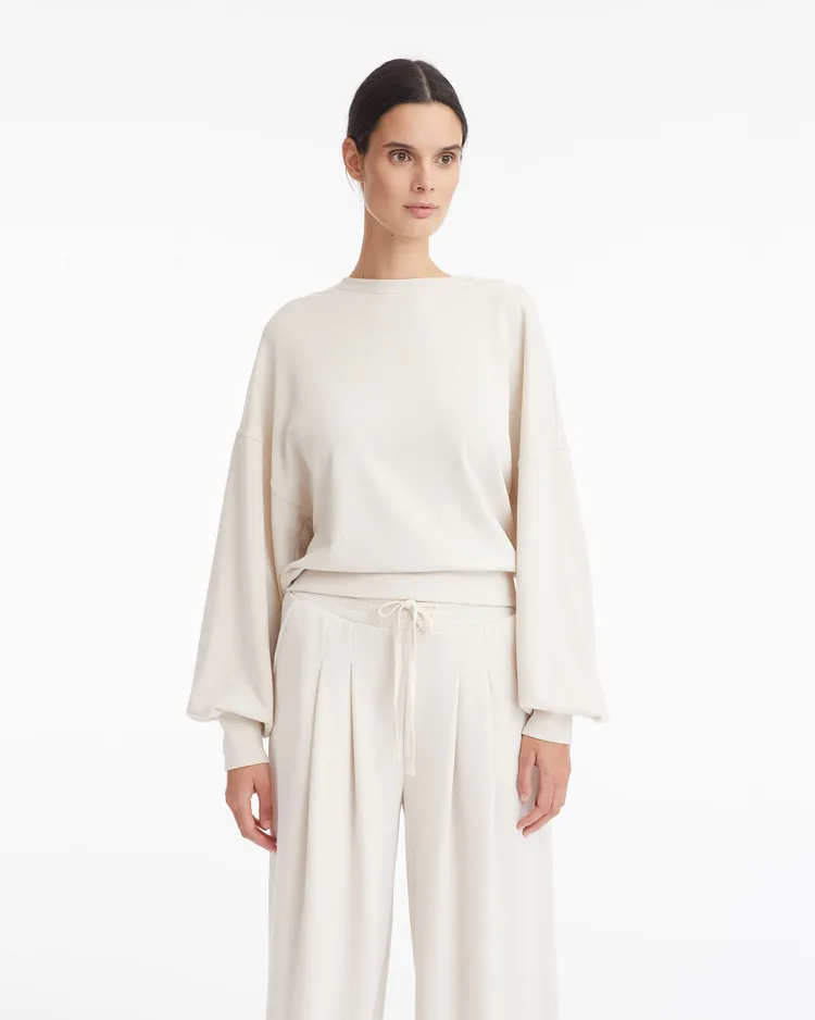 NYLORA 白色休閒衛衣，5280元。ASPORT提供