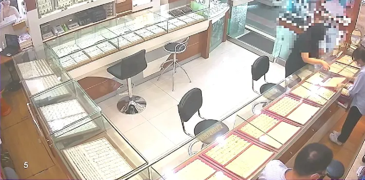 高女撿到信用卡並未歸還，反而走到銀樓內挑選金飾。警方提供