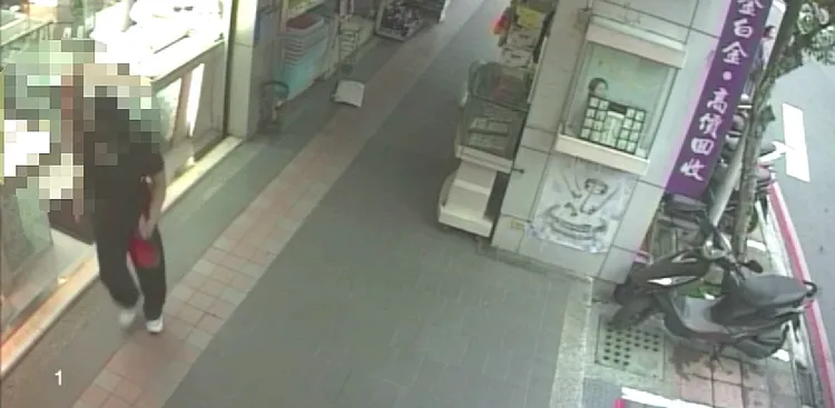 高女順利購得金飾後，迅速步行離開店內。警方提供