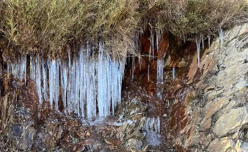 冰封合歡山!零下一度長出冰柱 這塊警示牌山下看不到