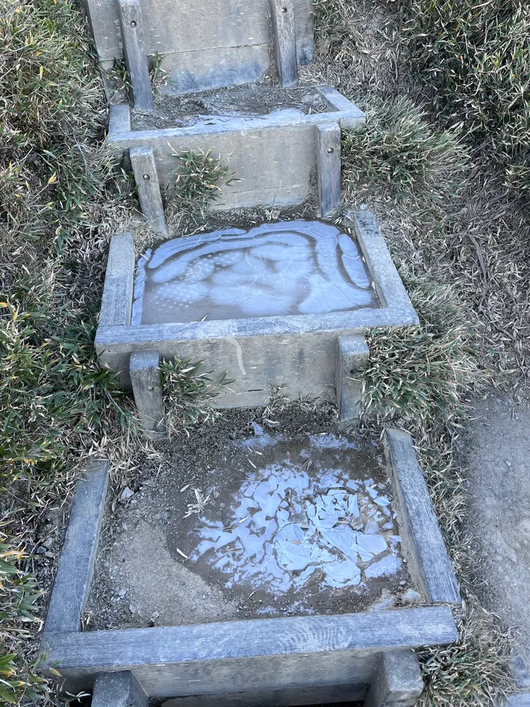 連登山的小徑積水都因為低溫結冰。民眾提供