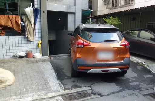 新北婦人家門前遇死劫　只是提桶倒水！鄰居停車不慎撞上她