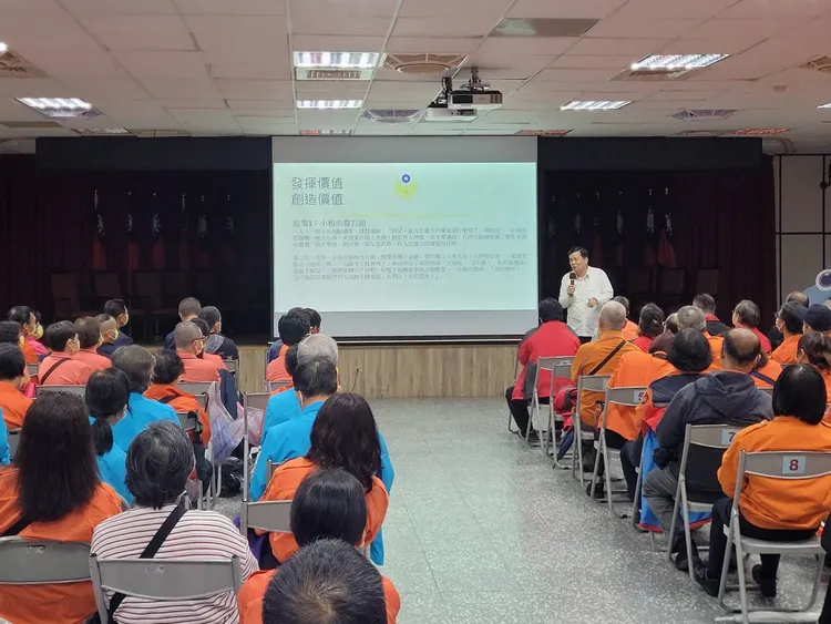 前新北市警局副局長溫枝發擔任講師，幫巡守隊員們上課。警方提供