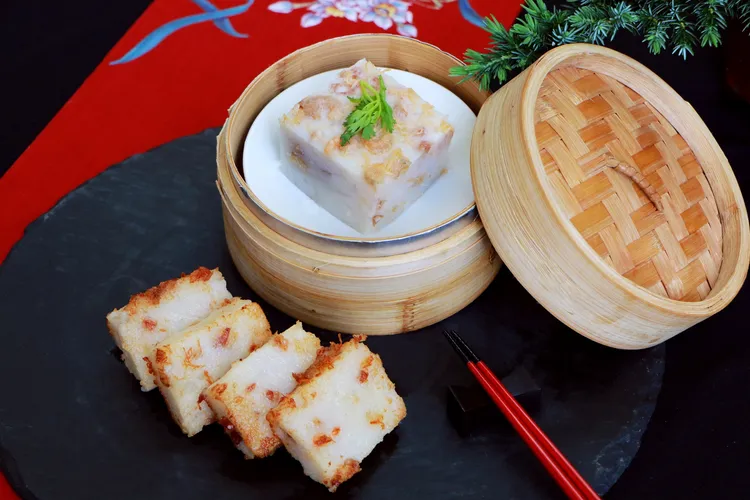 「瑤柱臘味蘿蔔糕」象徵扶搖直上好彩頭，售價750元。涵碧樓提供