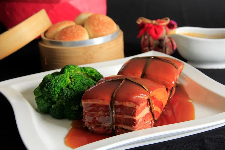 「紹興陳醬東坡肉」售價1520元。涵碧樓提供