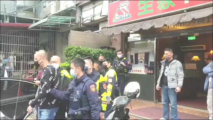 警方將同夥的吳男、曾男一同帶回偵辦。警方提供