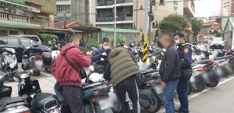 警方在吳男等車機車上搜出毒品K他命。警方提供