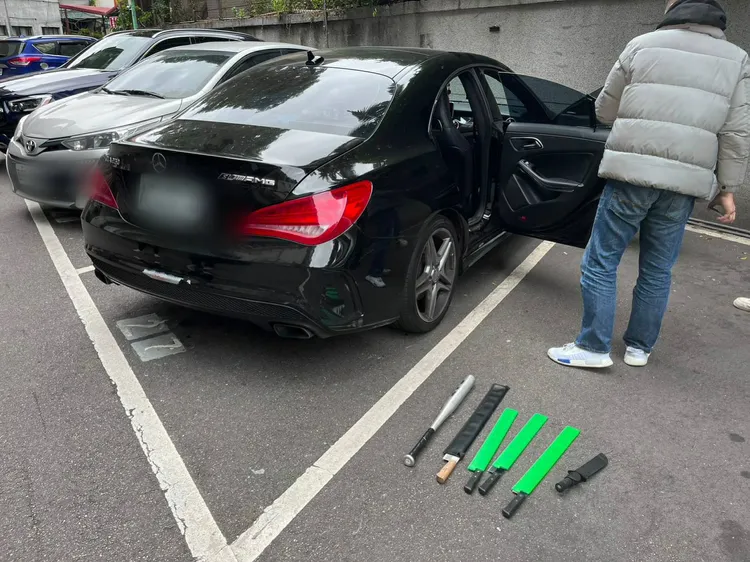 警方在林男的賓士車上搜出各式刀械、球棒等物品。警方提供