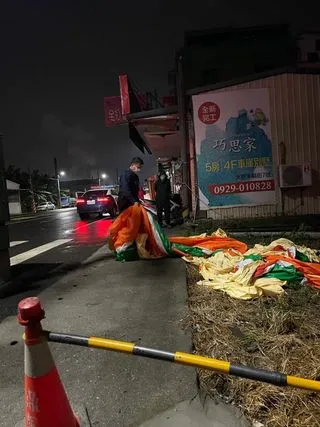 警方移走OPEN將氣球殘骸。翻攝臉書高雄點