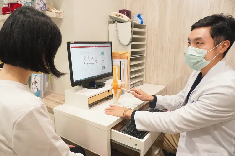 蔡定達醫師提醒，多走多動增強肌群，有助維持關節穩定度。適康復健診所提供