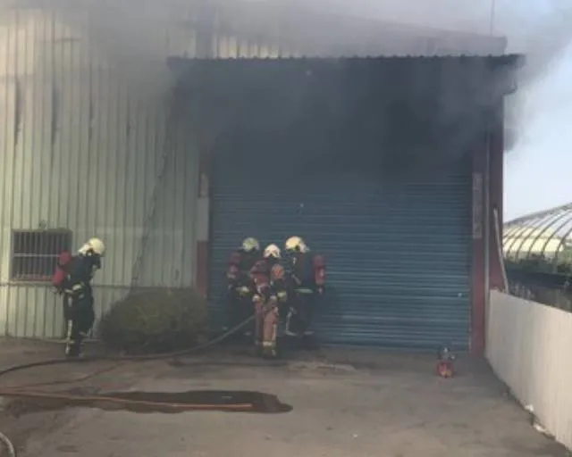 消防員灌救已延燒的家具工廠。資料照片