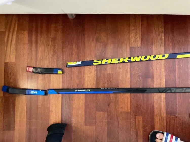 球隊主力帶兩支球棍出征，結果還沒到現場球棍就斷了。讀者提供