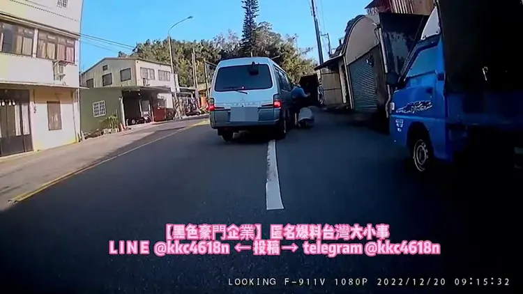 跳車過程被後方機車騎士的行車紀錄器全都錄，驚險萬分。翻攝臉書黑色豪門企業
