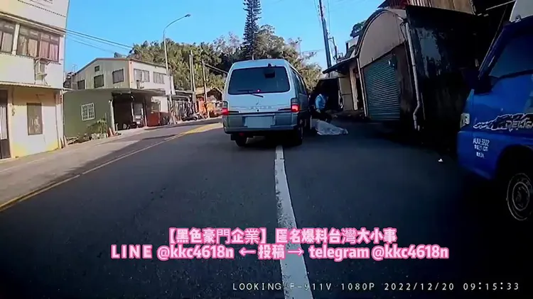 跳車過程被後方機車騎士的行車紀錄器全都錄，驚險萬分。翻攝臉書黑色豪門企業