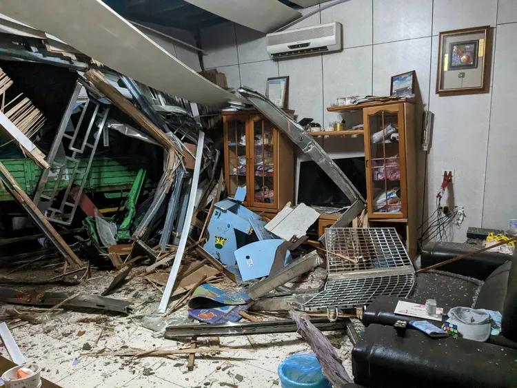鐵皮屋民宅客廳被撞毀。讀者提供