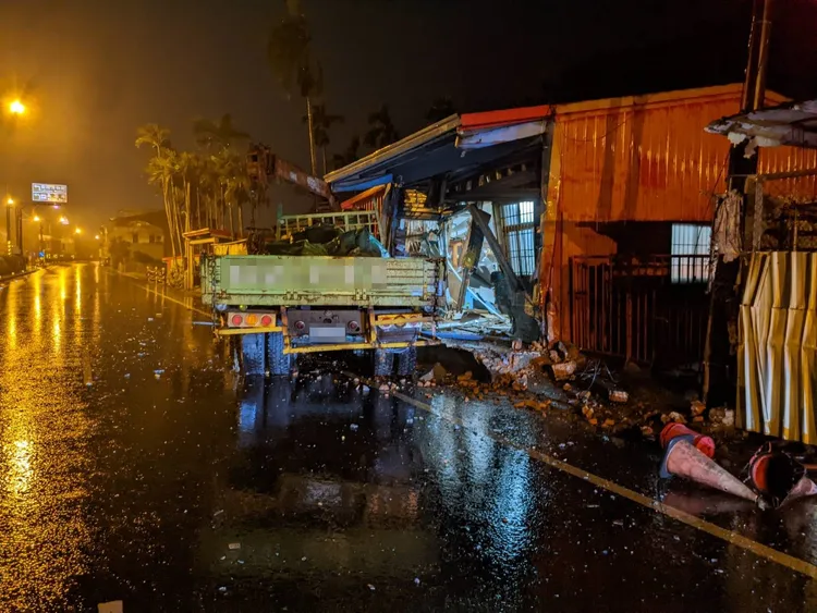 吊卡車司機行駛頭城濱海路一段疑精神不繼，竟直接撞進路旁鐵皮屋民宅。讀者提供