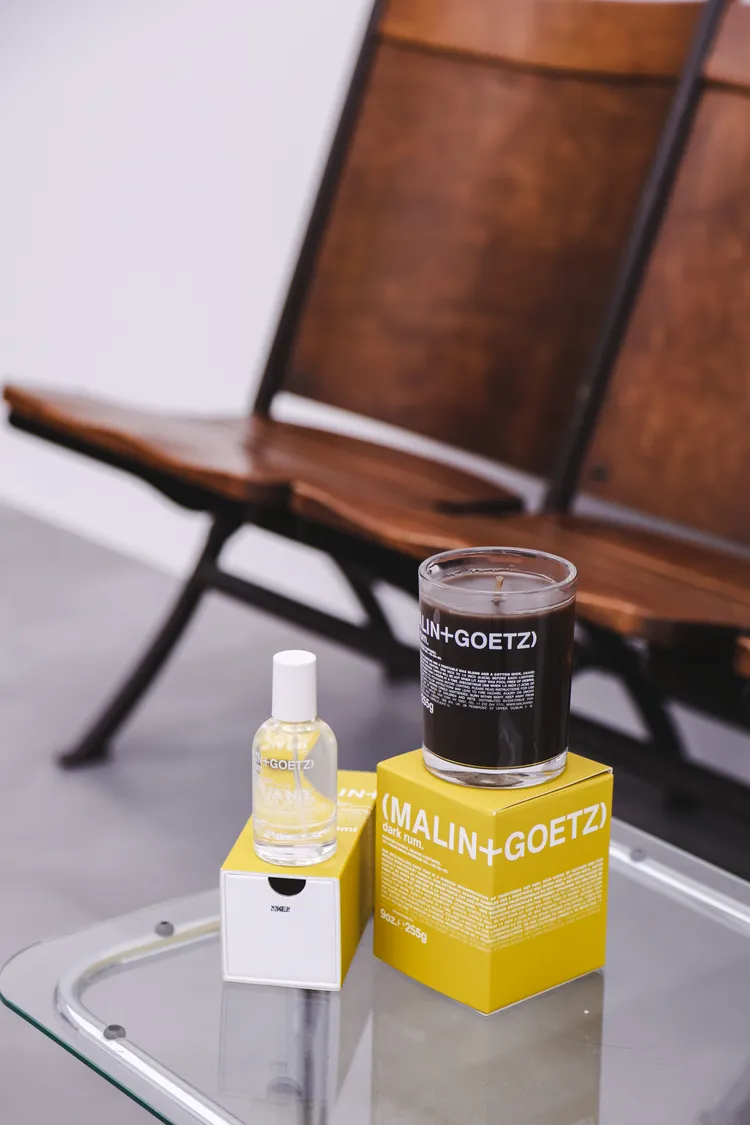 療程最初會點上蘭姆酒蠟燭。品牌提供