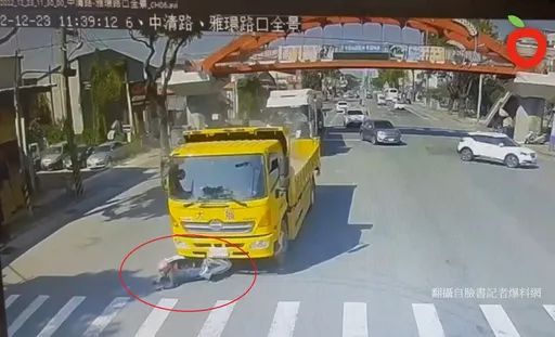 驚悚影片｜女騎士遭工程車碰撞倒地　她趴柏油路被推擠50米奇蹟生還