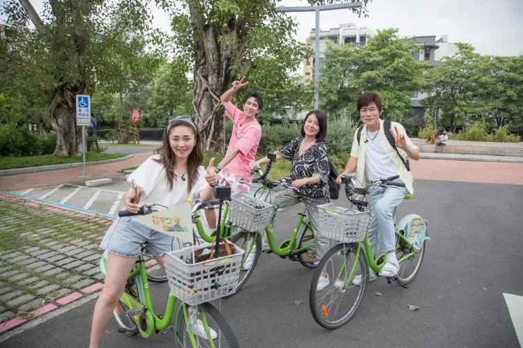 洪榮宏(左)在節目上與張文綺一起逛台南早市。東森提供