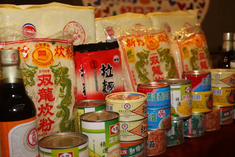 每一「區里平安箱」有各式米麵食物和罐頭。新北市政府提供