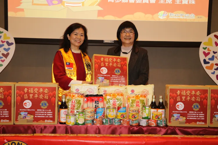 獅子會長黃麗琴（左）代表捐贈，由社會局長張錦麗代收。新北市政府提供