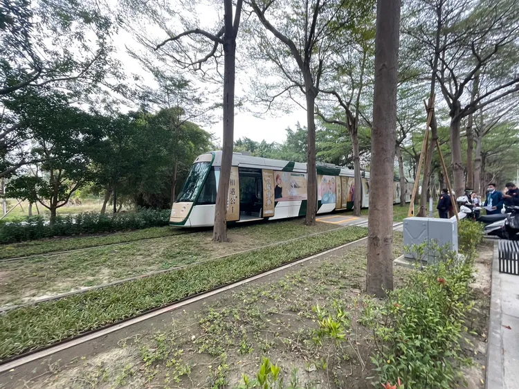 高雄輕軌列車在龍貓隧道與一名在拍照的梁姓女子發生輕微碰撞，梁女不須送醫、車廂也未受損。讀者提供