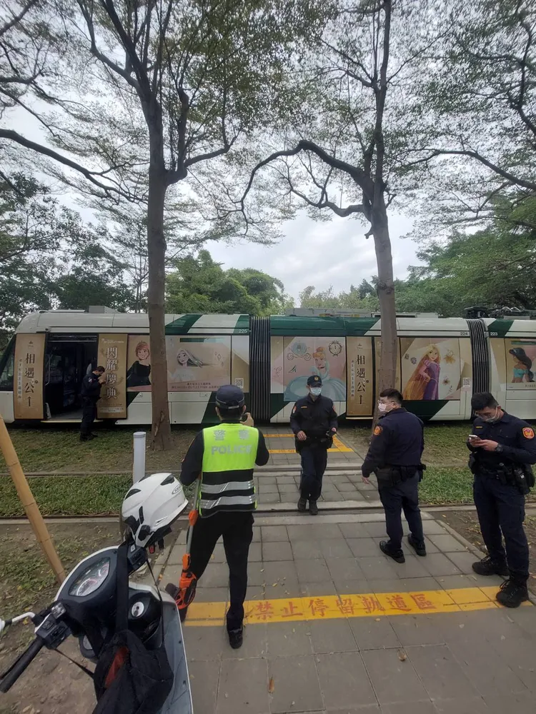 高雄輕軌列車與一名在「龍貓隧道」拍照的梁姓女子發生輕微碰撞。讀者提供