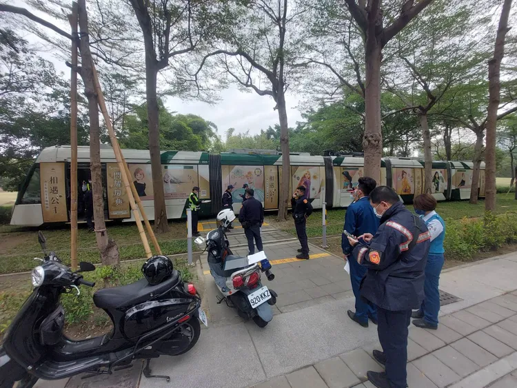 警方及捷運公司都派人到場處理。讀者提供