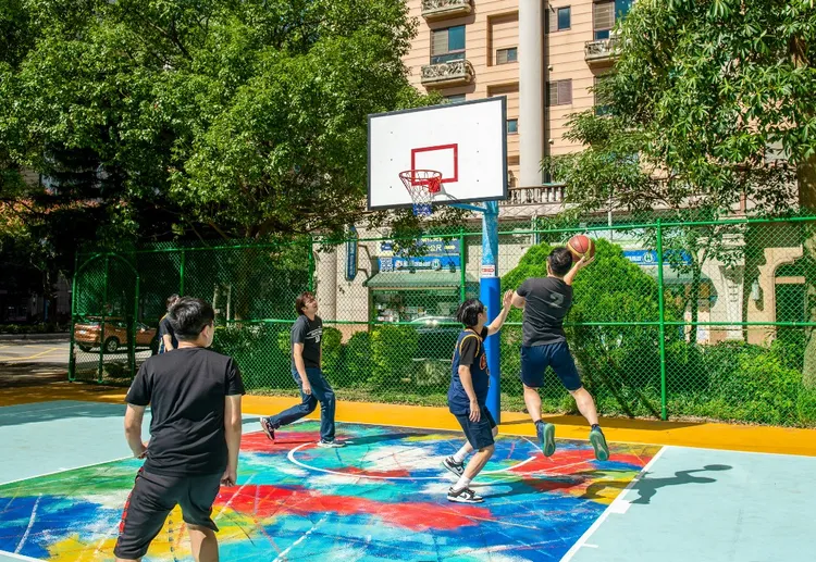 民眾在新球場打球。民政局提供