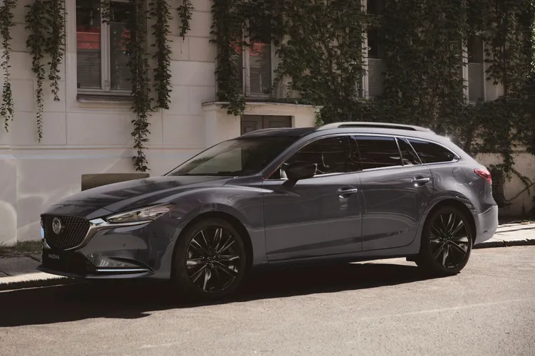 MAZDA6全車系配備雙前座通風座椅與i-ACTIVSENSE主動安全科技，12月底前入主即享百萬零利率。業者提供
